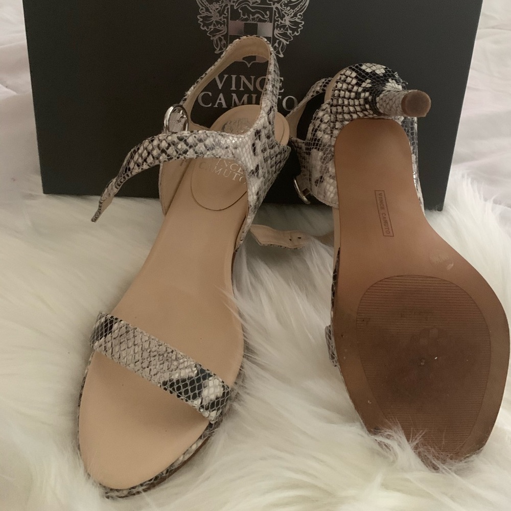 Vincent Camuto beautiful comfy sandals